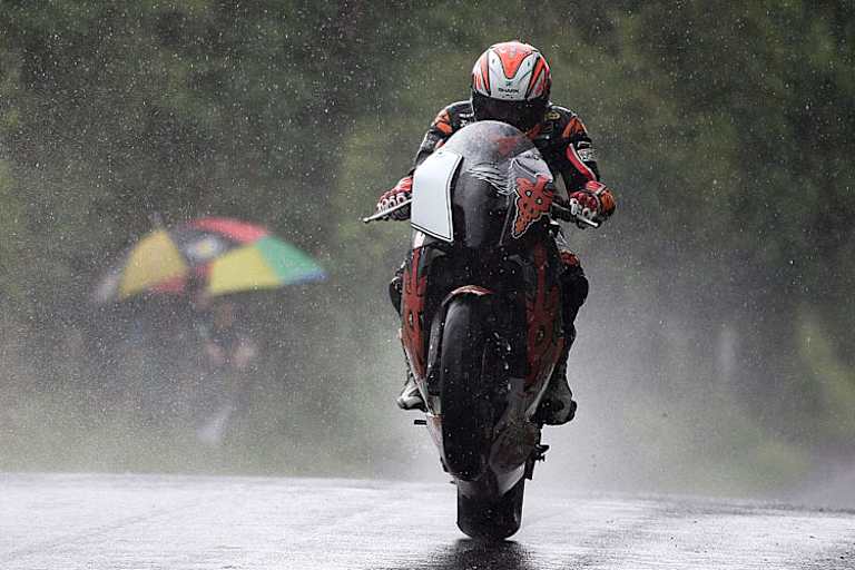 Demonstrationsrunde bei irischen Verhältnissen