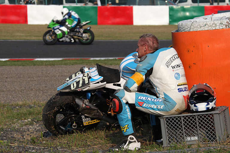 Kevin Schwantz wartet auf den Abschleppwagen