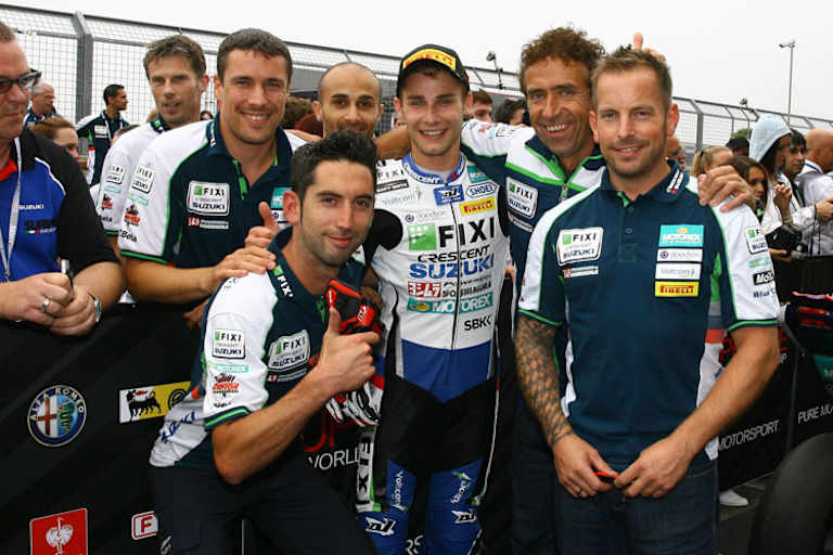 Jules Cluzel feiert mit seinem Team Platz 2