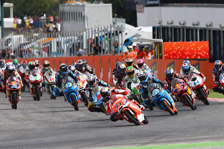 Folger führt das Feld in die erste Kurve