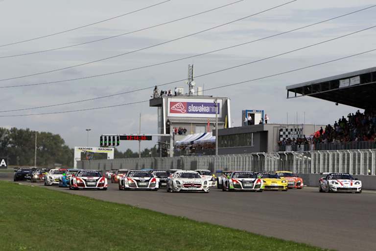 Keilwitz geht am Start über die Aussenbahn