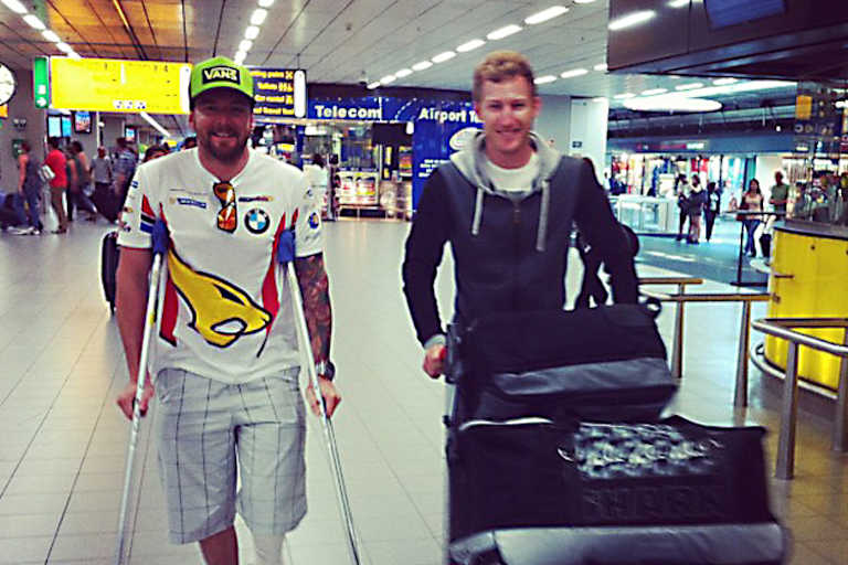 Gareth Jones (re.) als Chauffeur für Damian Cudlin