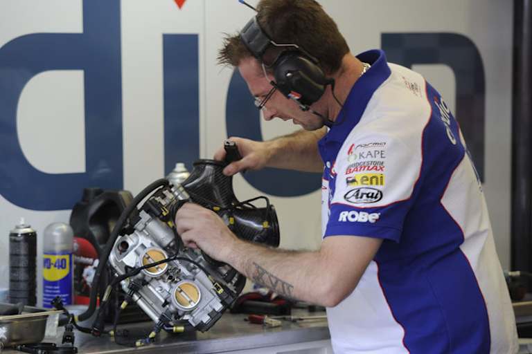 Cardion AB-Mechaniker mit Aprilia RSV4-Motor