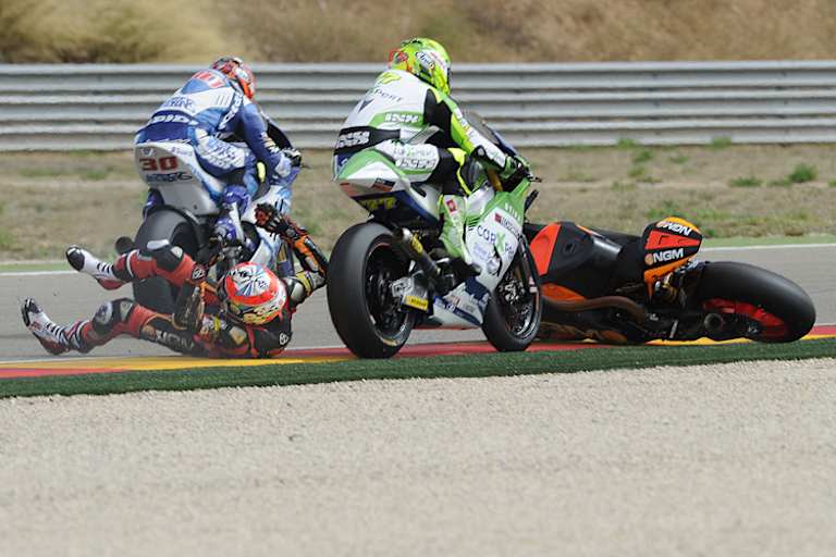 ... De Angelis ist gestürzt, Aegerter überfährt sein rechtes Bein...