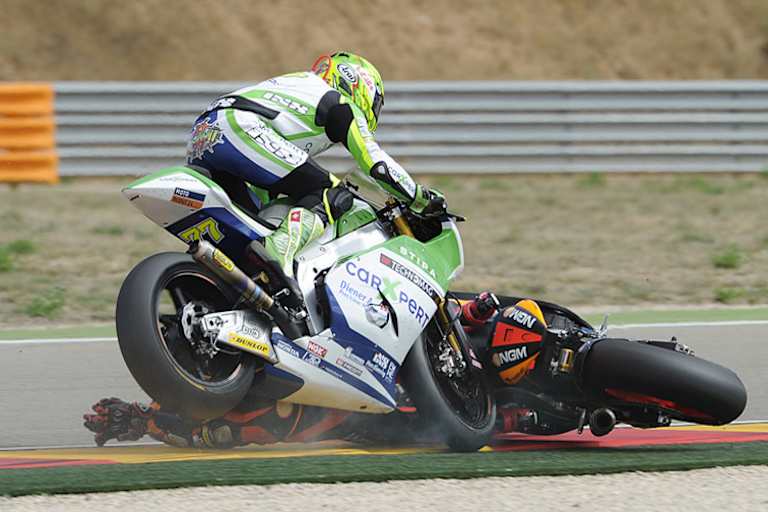 ... dann kracht Domi Aegerter noch gegen die Speed-up von De Angelis