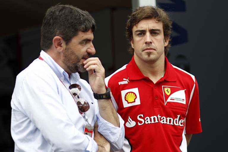 HItzerekord: Fernando Alonso (hier vor Schumi) fährt in Bahrain 2005 bei 42 Grad dem Sieg entgegen