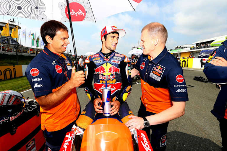 Die Stimmung ist weiterhin gut: Arthur Sissis mit Teamchef Aki Ajo (re.)