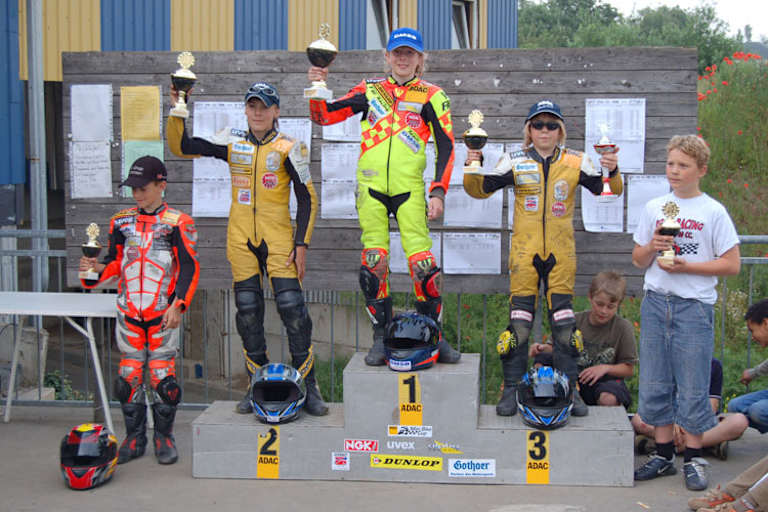 Aschersleben 2006: Nico Hüssner (mit DMSB-Aufnähern!) ganz oben, links Reiterberger und Hanus