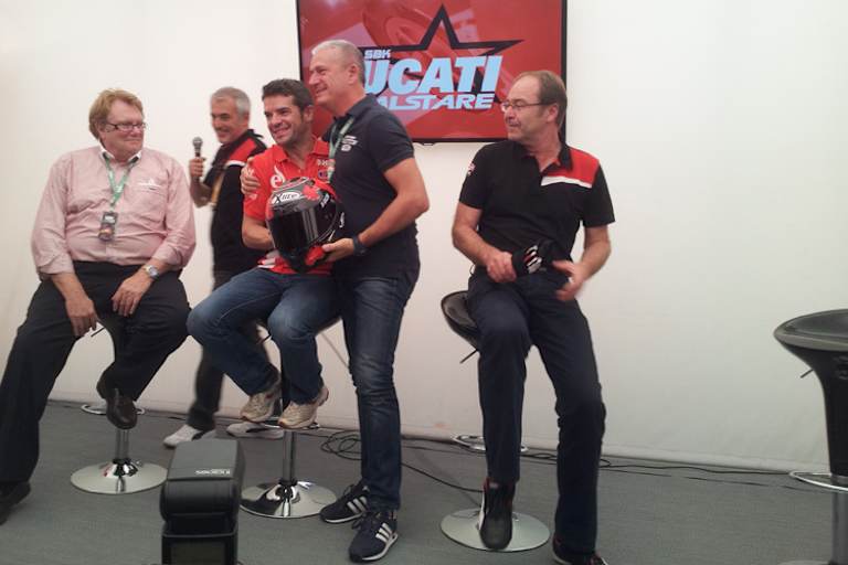 X-Lite spendierte Carlos Checa einen Helm mit speziellem Design