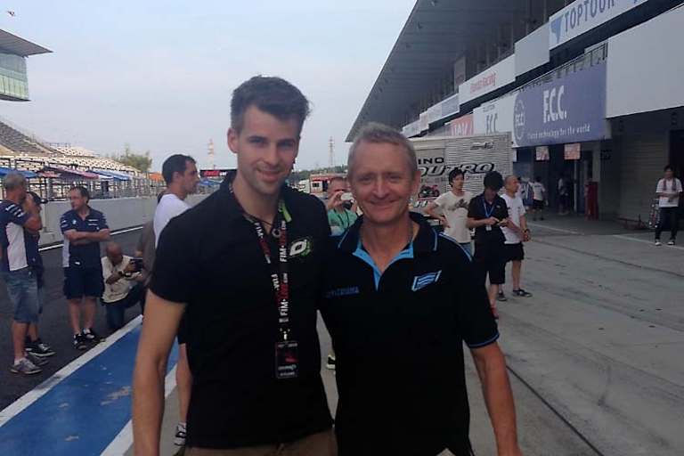 Bauer (li.) beim Fachsimpeln mit Kevin Schwantz