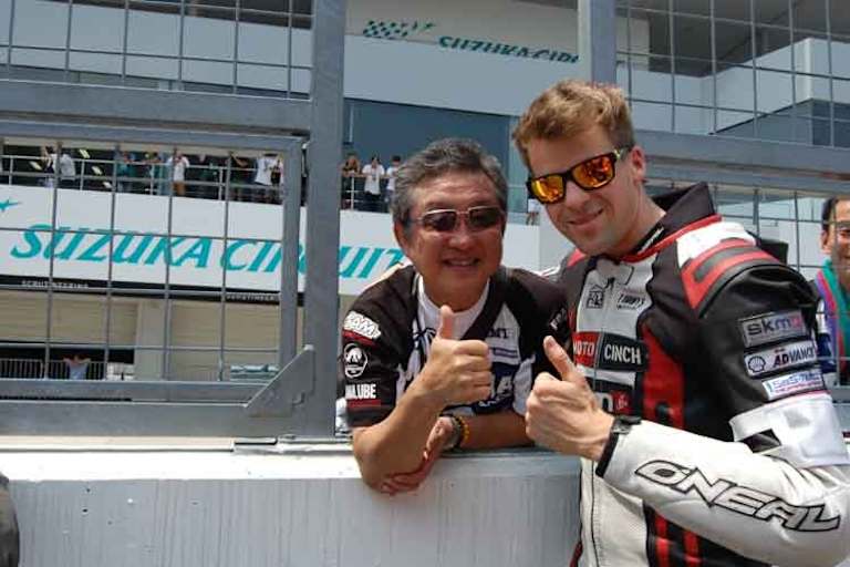 Florian Bauer (li.) holt sich Tipps von Morimot-San