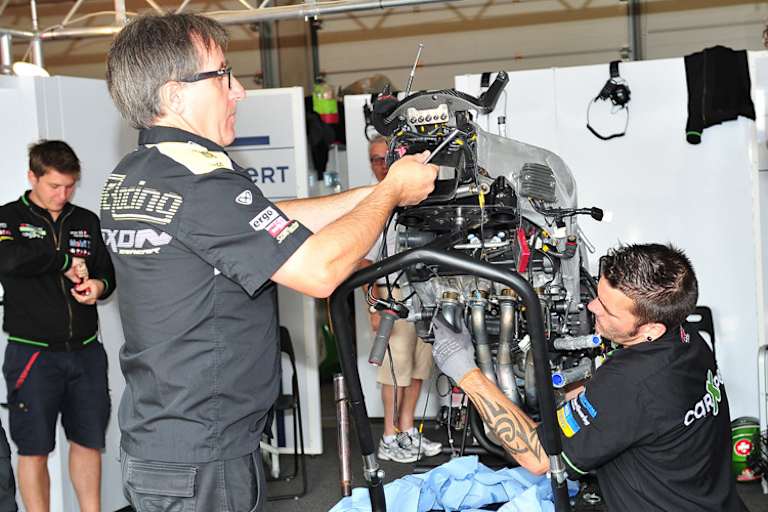Riesige Hektik in der Technomag-carXpert-Box: In zwei Stunden muss das Bike von Krummenacher neu aufgebaut werden