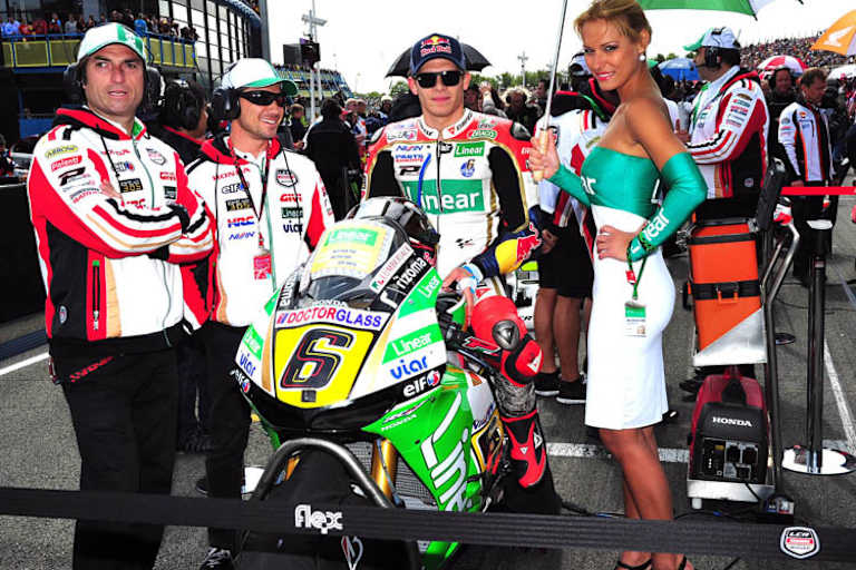Assen: Assistent Oscar Haro, Teamchef Cecchinellio, Bradl und Grid-Girl
