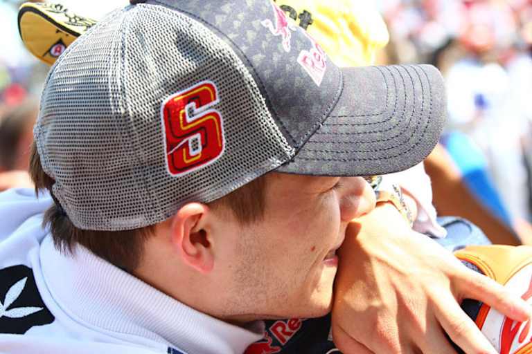 Stefan Bradl gratuliert Sandro Cortese zum Sieg