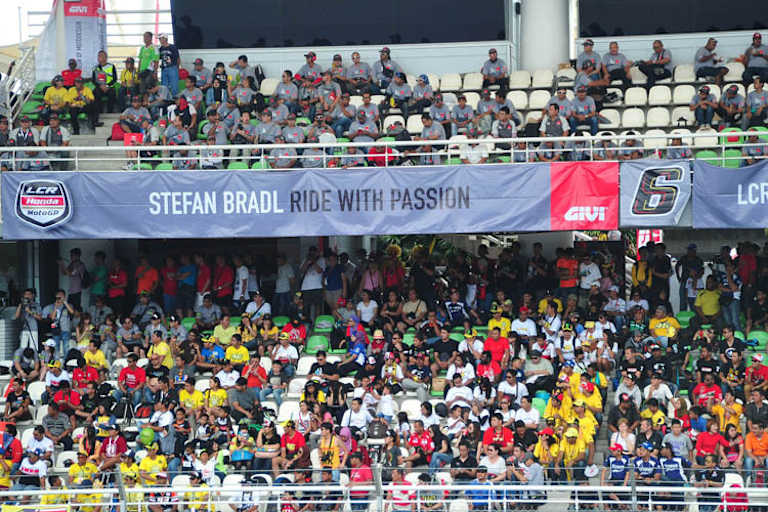 Inmitten dieser Fans auf der Haupttribüne soll Stefan Bradl heute Platz nehmen