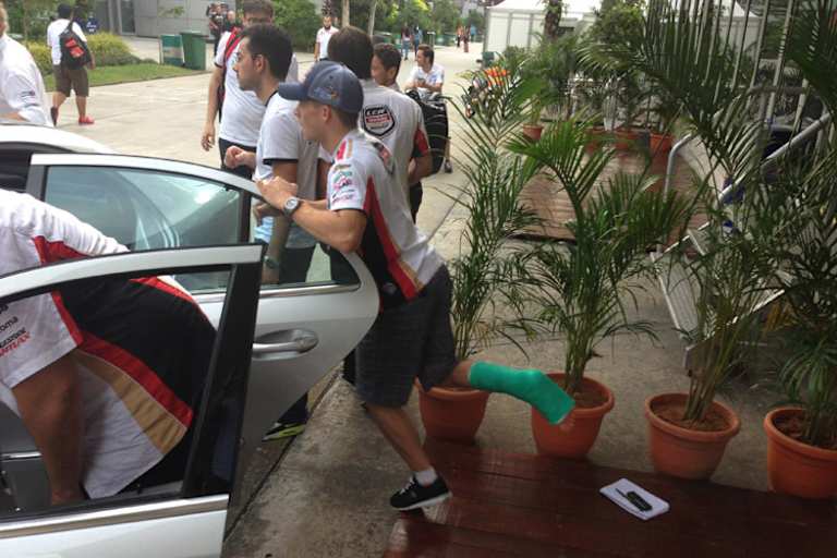 ... humpelt ein paar Schritte nach hinten...