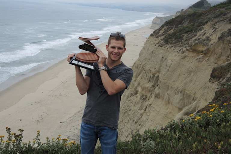 Mit dem Pokal an der Pazifiikküste