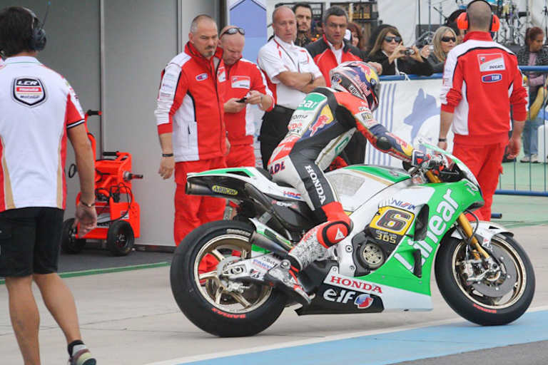 Stefan Bradl beim Verlassen der Box in Termas de Rio Hondo