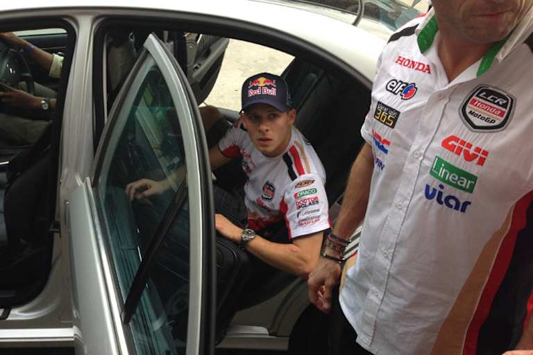 ... und steigt hinten wieder ein. «Ich freu mich auf die Narkose», rief er.