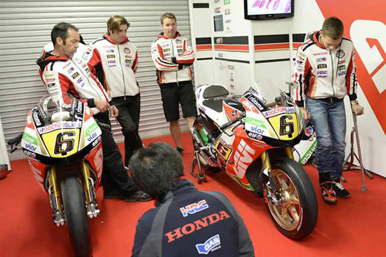 Stefan Bradl an Krücken in der LCR-Box
