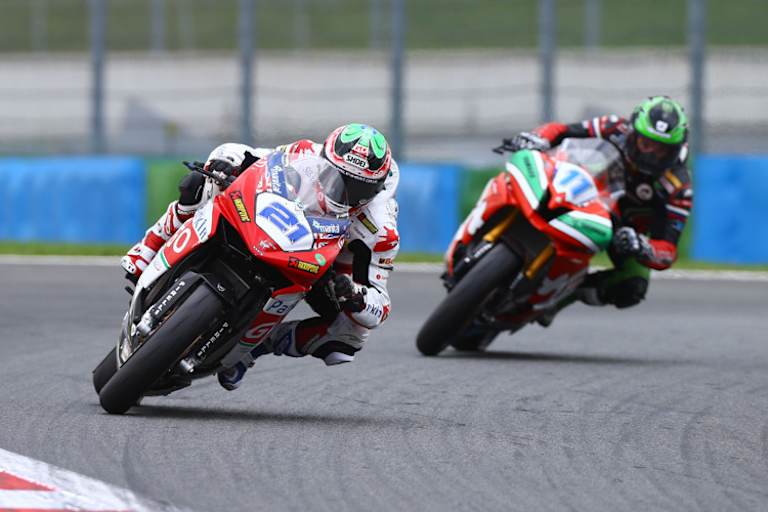 Ein seltenes Bild: Christian Iddon vor Weltmeister Sam Lowes