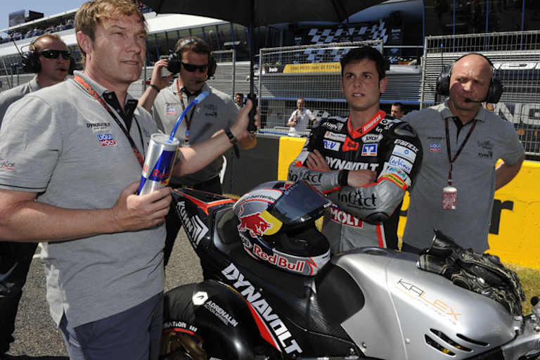 Sandro Cortese; links Teamteilhaber Kuhn, rechts Techniker Lingg