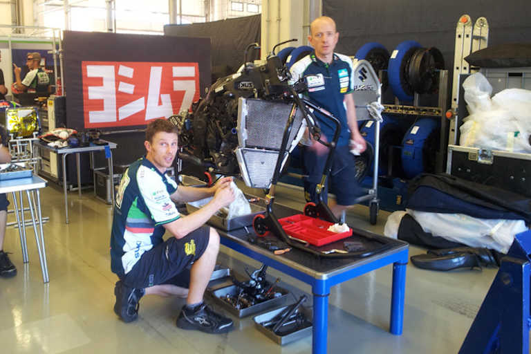 Für Leon Camier wird bei Crescent Suzuki ein neues Motorrad aufgebaut