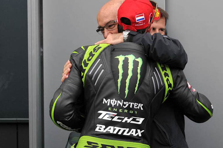 Crutchlow wird von Dorna-Chef Ezpeleta umarmt
