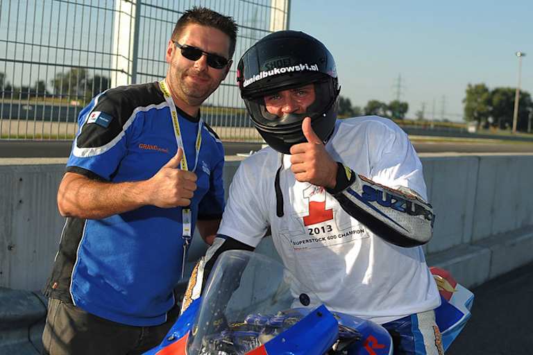 Daniel Bukowski (re.) feiert Titel