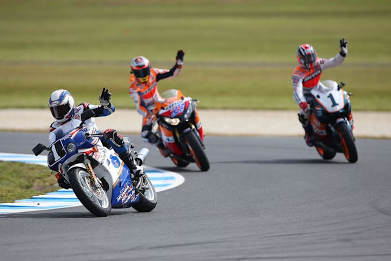 Die Ehrenrunde der Stars: Gardner, dahinter Doohan und Stoner