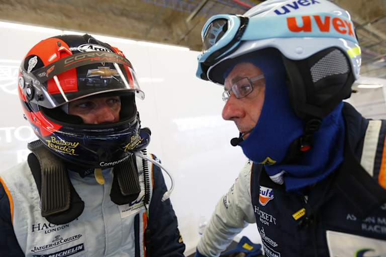 Ungewohnt: Gavin im Aston-Martin-Dress