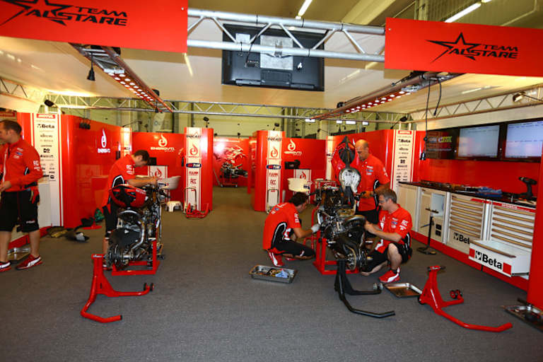 In der Box von Ducati Alstare wird mit Hochdruck an Carlos Checas Bike gearbeitet