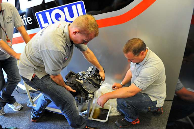 Motorwechsel: Die Mechaniker Manuel Mickan und Gero Beetz an der Arbeit