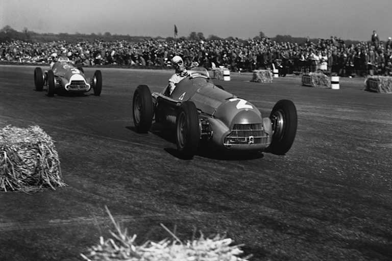 Giuseppe Farina führt vor seinem Alfa-Romeo-Stallgefährten Luigi Fagioli