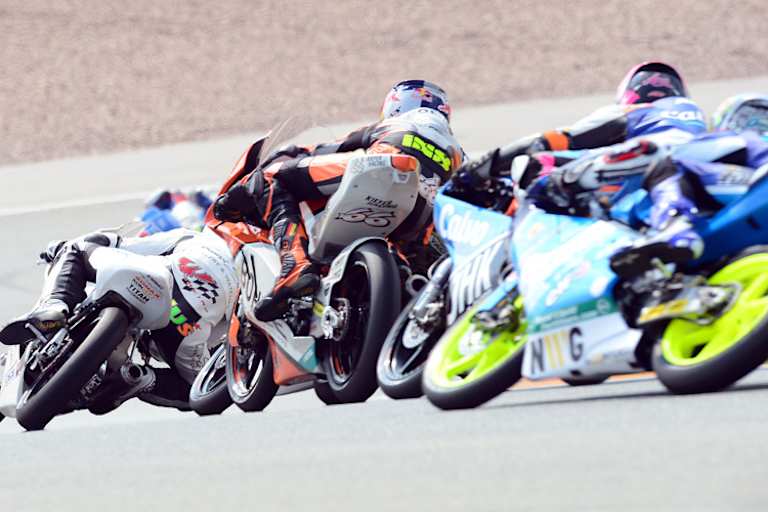 Florian Alt (66) sucht seinen Weg durch den Pulk