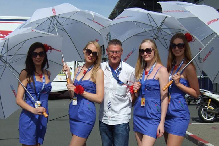 Und die Gridgirls kommen auch