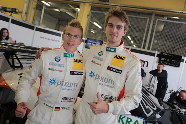 Max Sandritter {li.) mit Jens Klingmann am Sachsenring