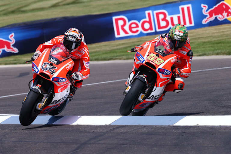 ... Dovizioso (4) und Hayden knattern über den Bordstein in den Notausgang....
