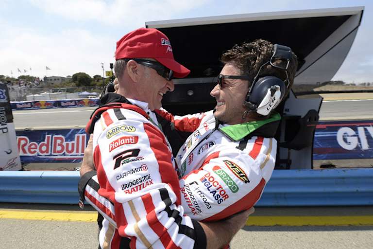 Helmut Bradl (li.) erlebte das denkwürdige Wochenende mit Sohn Stefan und Teamchef Lucio Cecchinello (re.) hautnah mit