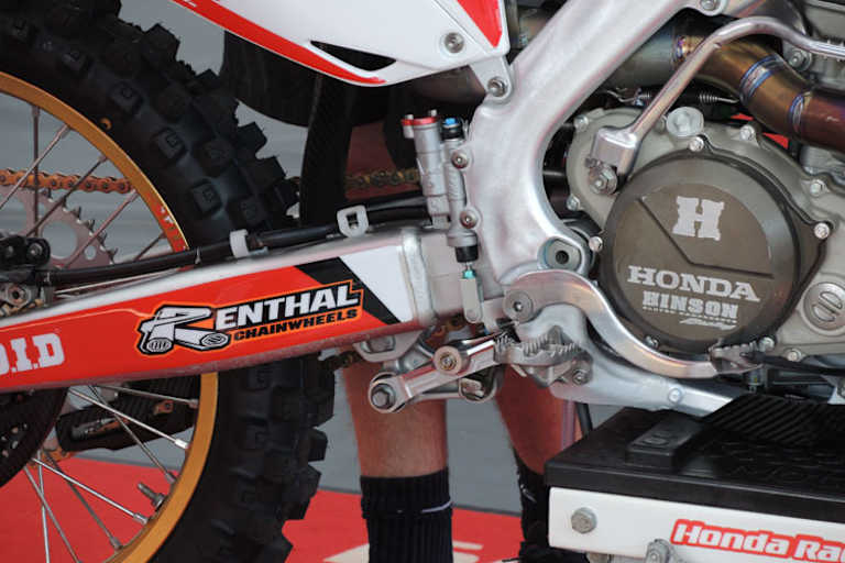 Das neue System (Bügel unter der Schwinge)...