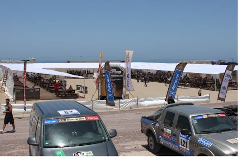 Das Cateringzelt ist der Treffpunkt für alle im Dakar-Tross 