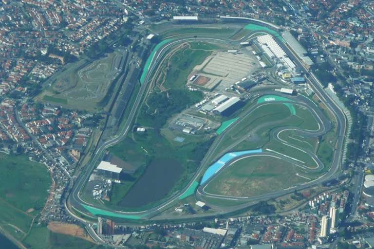 Die Boxen-Anlage soll versetzt werden: Von oben rechts nach links, entlang der Gegengeraden