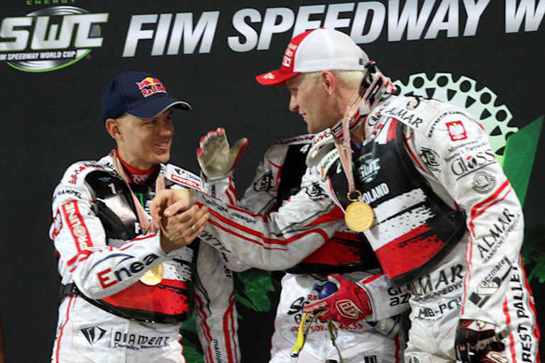 Krzysztof Kasprzak (re.) gratuliert dem grandiosen Jarek Hampel