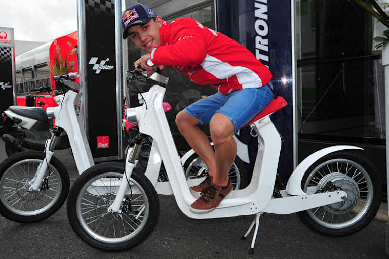 Folger für einmal elektrisch angetrieben: Beim Aspar-Team wurde in Silverstone das Elektrogefährt Xkuty vorgestellt