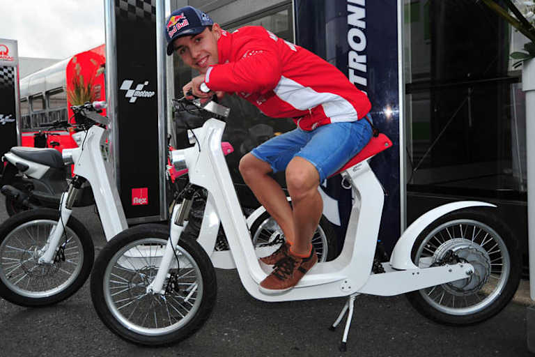 Folger für einmal elektrisch angetrieben: Beim Aspar-Team wurde am Freitag das Elektrogefährt Xkuty vorgestellt