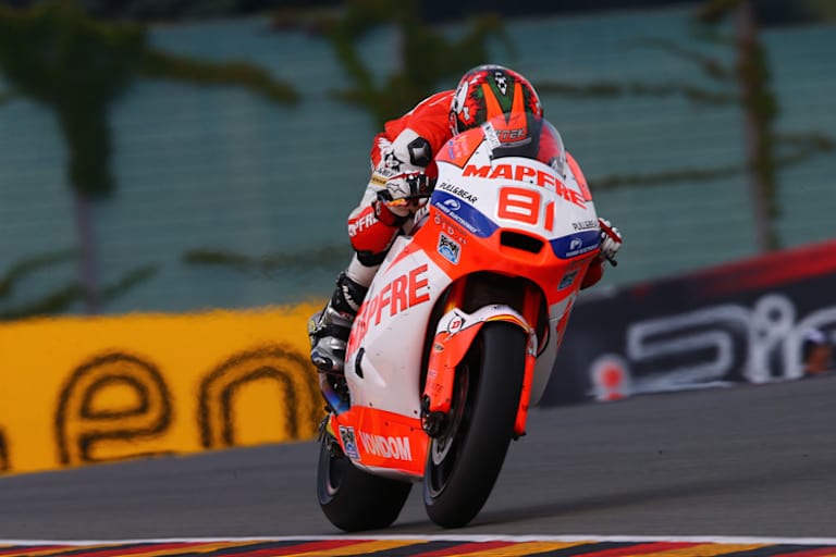 Jordi Torres (Startplatz 2) fährt auf dem Sachsenring Spitze