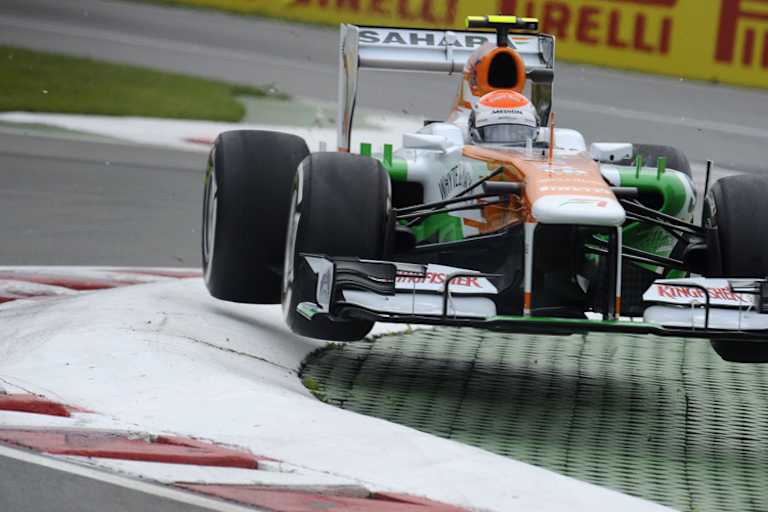 Auch bein Anvisieren der Randsteine gehen die Piloten ans Limit. Adrian Sutil hat's hier etwas übertrieben