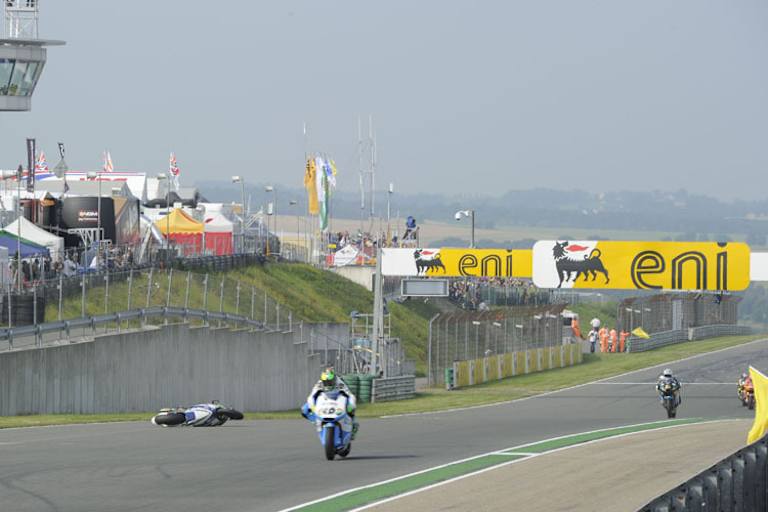 Der Unfall im Warm-Up: Krummis Suter liegt auf der Fahrbahn