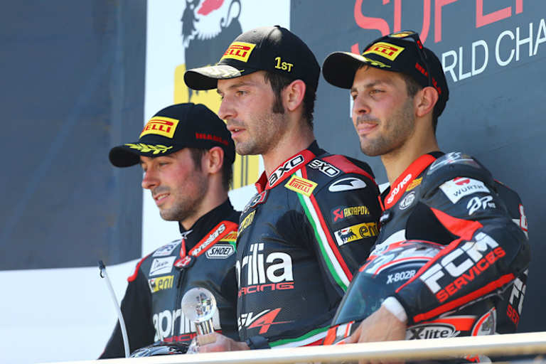 Sylvain Guintoli (Mitte) bei seinem ersten Sieg im Trockenen