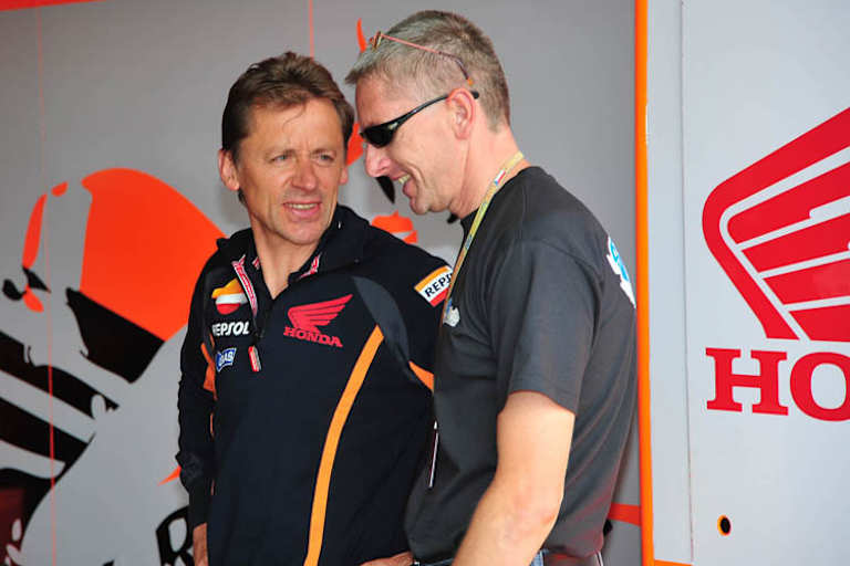 Österreicher unter sich: Dani Pedrosas Crew-Chief Mike Leitner (li.) mit MotoGP-Neuling Martin Bauer